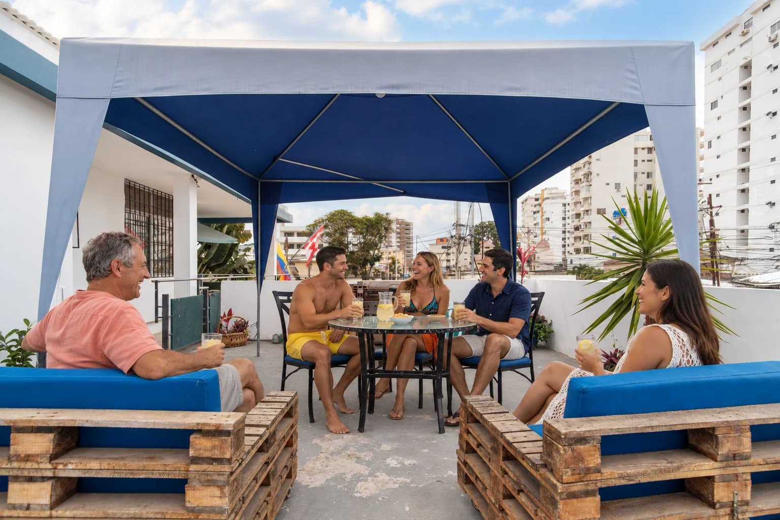 Escena ilustrativa de un grupo compartiendo en la terraza de Casa de Charlie