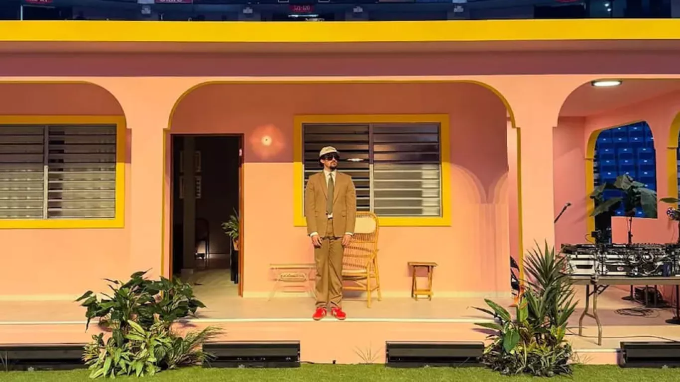 Escenografía de La Casita de Bad Bunny, imagen temática de referencia que no corresponde al evento de Salinas