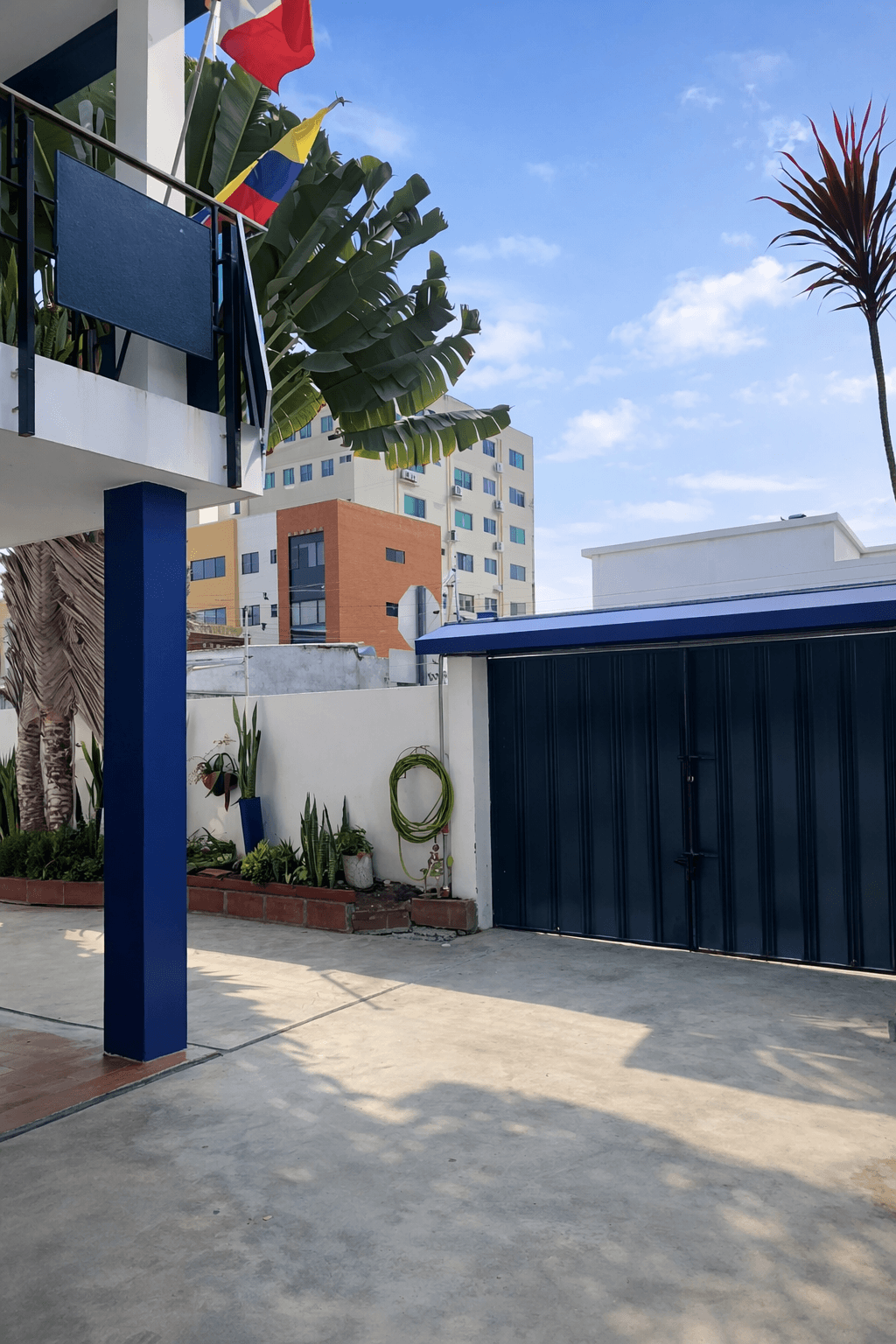 Garaje seguro y fachada de Casa de Charlie