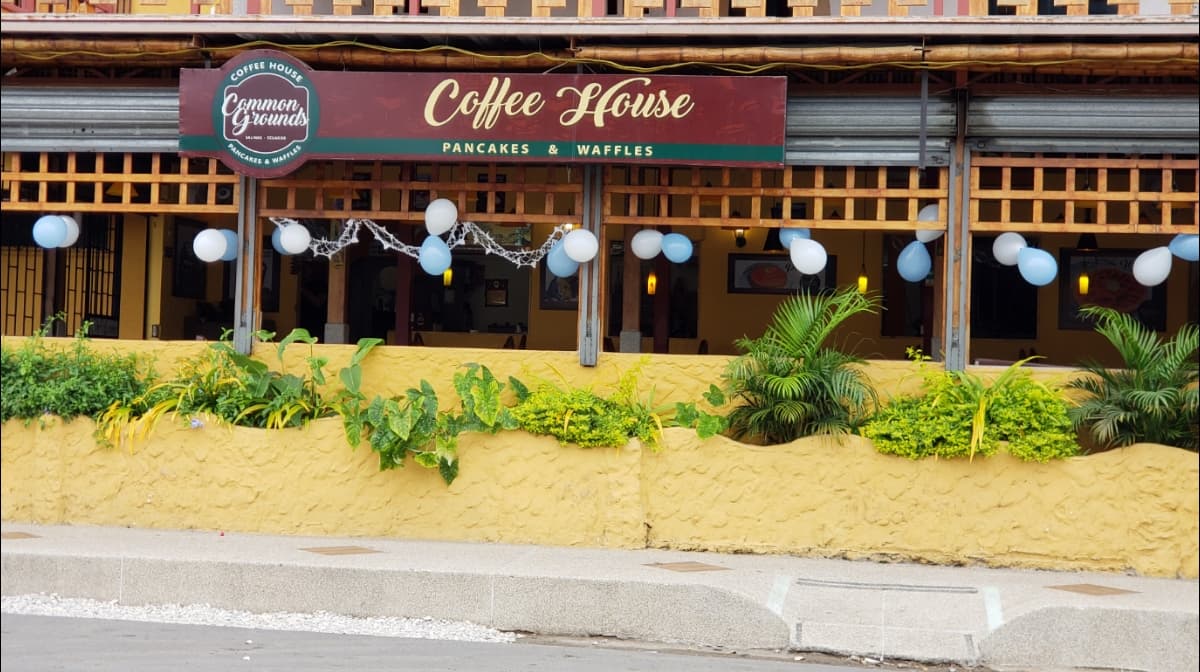 Fachada de Common Grounds Coffee and Waffle House, la hueca número uno de agosto