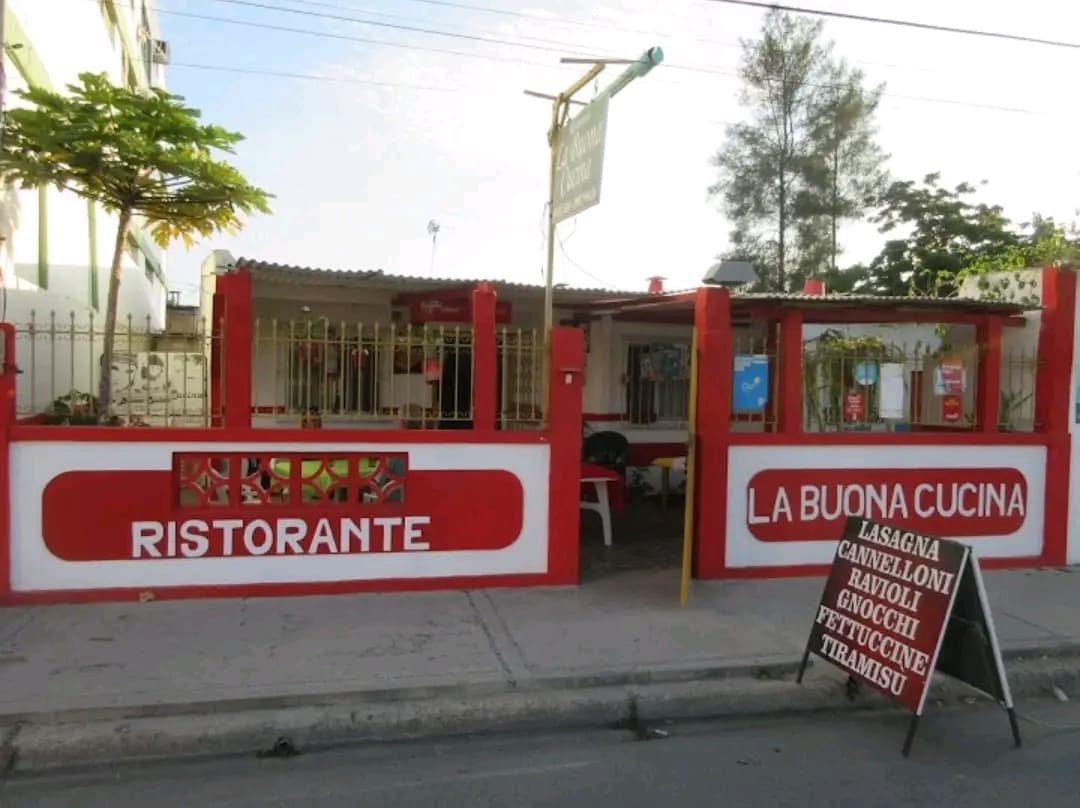 Fachada real de La Buona Cucina en Salinas