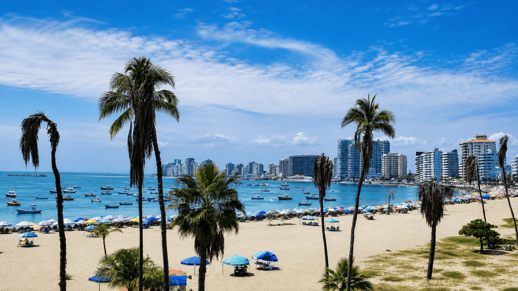 Bahía y playa de Salinas en un día soleado