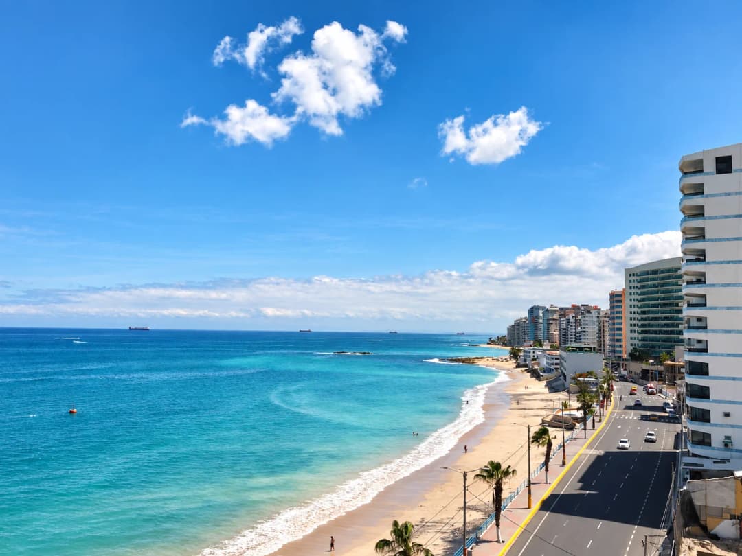 Playa y malecón de Salinas, destino de la escapada desde Guayaquil
