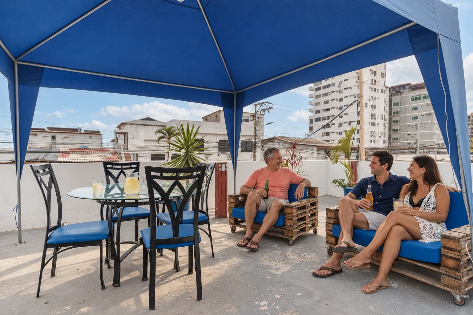 Un rato de descanso en la terraza de Casa de Charlie. Escena ilustrativa con personas añadidas digitalmente; no es una foto de huéspedes.
