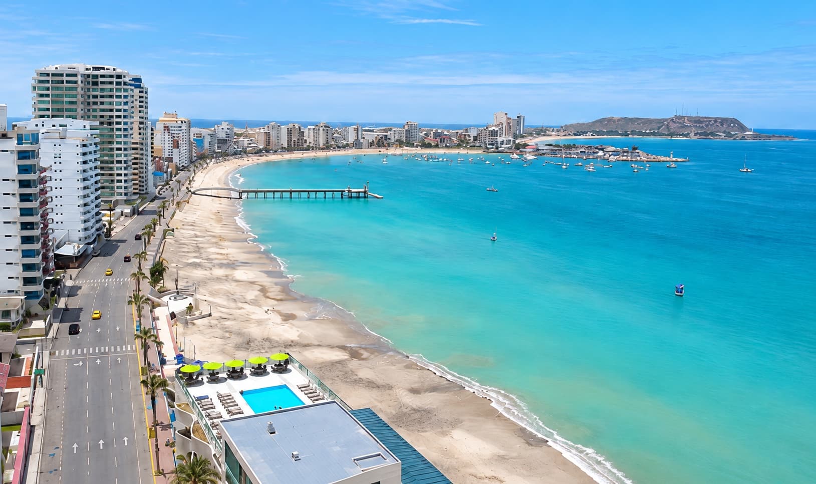 Vista ilustrativa de la bahía, la playa y el malecón de Salinas