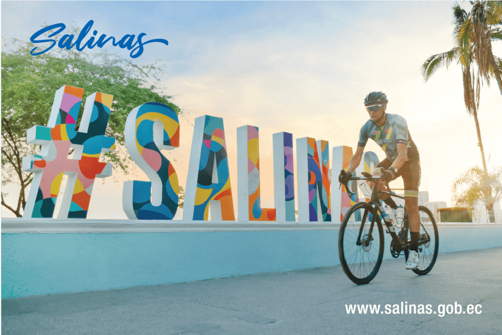 Imagen oficial de Granfondo Ecuador con un ciclista junto al letrero de Salinas