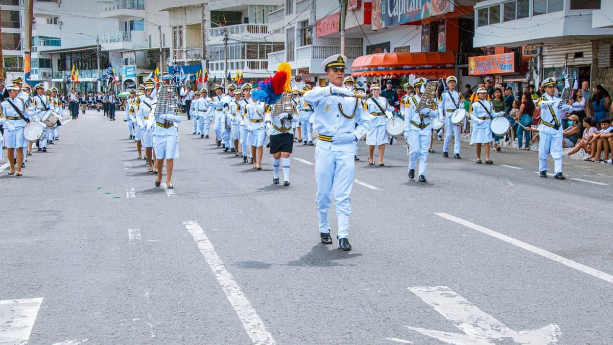Banda de un desfile en Salinas, fotografía de referencia del calendario municipal; no corresponde a un programa confirmado de 2026