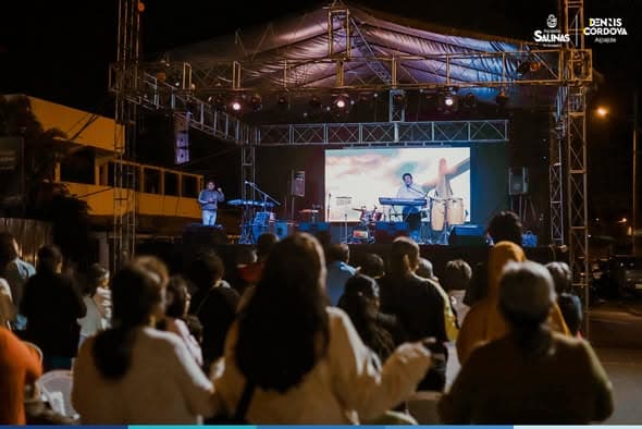Escenario y público en la fotografía municipal de las festividades de la Virgen de las Mercedes; imagen de referencia sin fecha de toma indicada